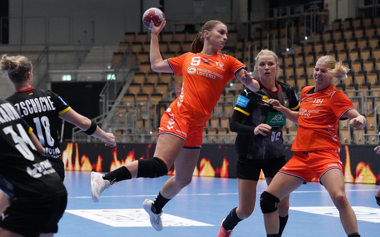 Larissa Nüsser schiet voor Nederland op het Duitse doel.             