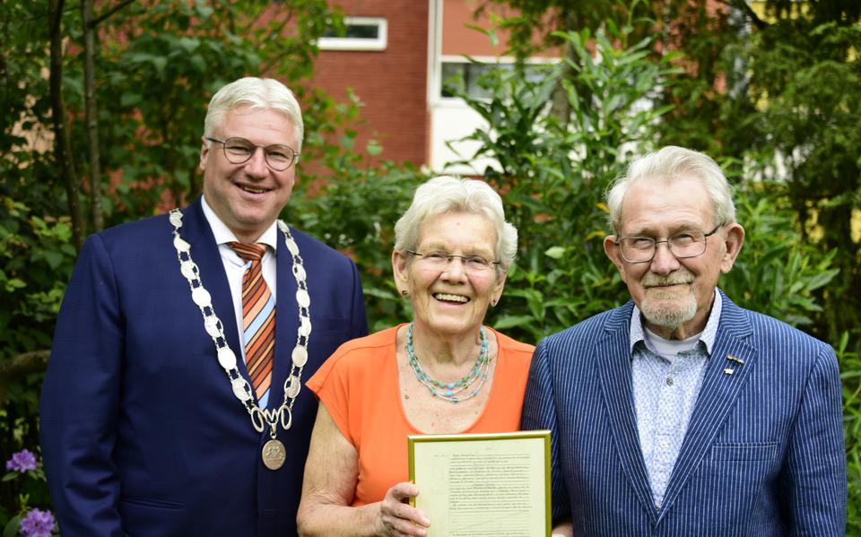 Jan en Trijn Boerhof uit Smilde zijn 65 jaar getrouwd en kregen bezoek van burgemeester Jan Zwiers.