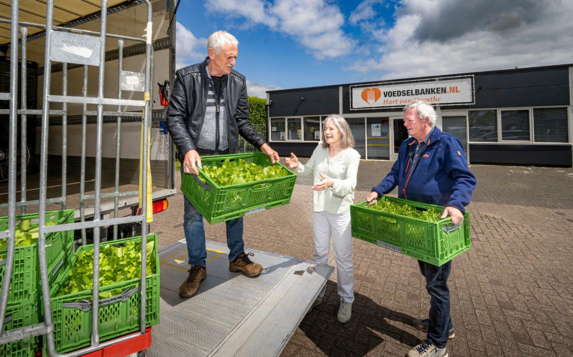 Bij de voedselbank 'Hart van Drenthe' wordt verse groente afgeleverd. Op de foto v.l.n.r: Andries Hakkert, Grietje Bos en Wim Oosting. 