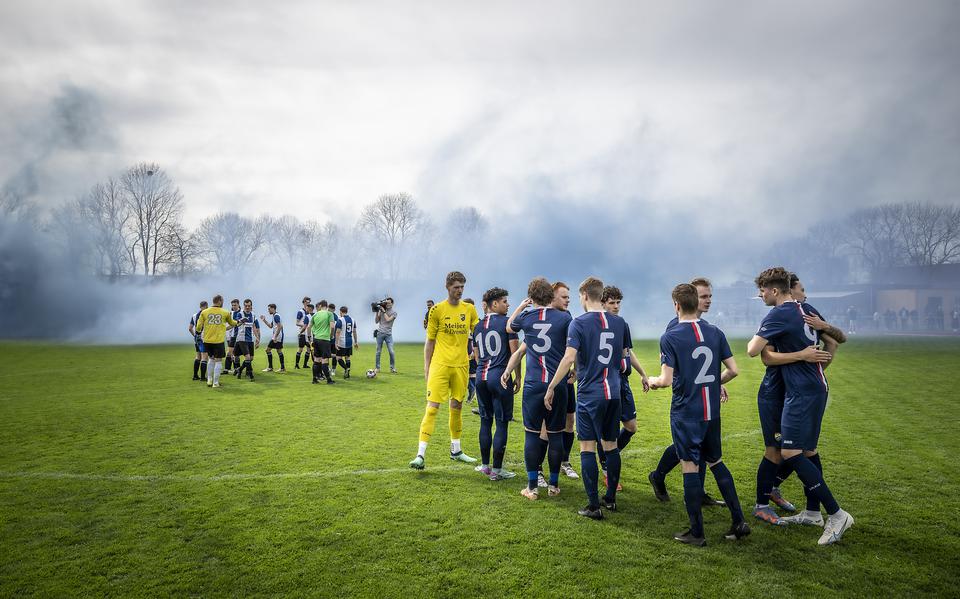 Een warm rookbomwelkom voor aanvang van de derby tussen NEC Delfzijl en DVC Appingedam.