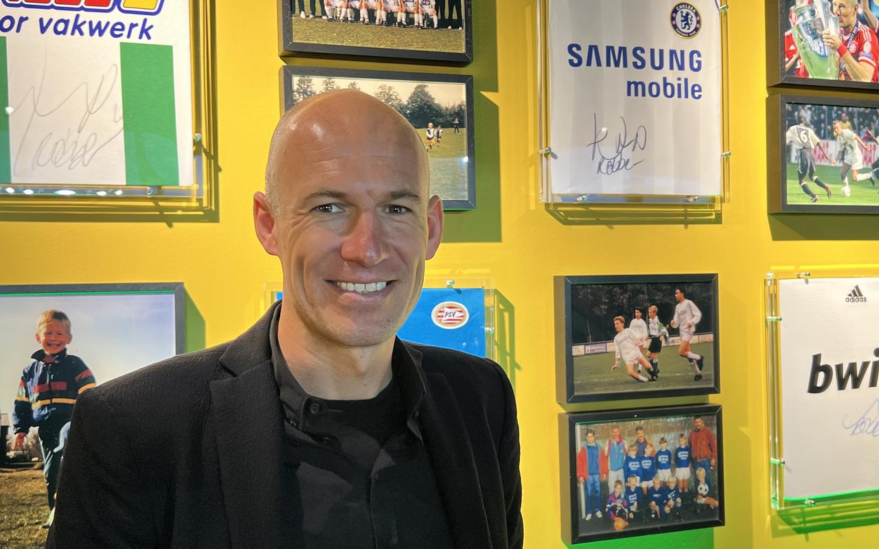 Arjen Robben voor zijn eigen wand in de vernieuwde Arjen Robben Lounge in Euroborg. ,,Je bent en blijft altijd voetballer.''