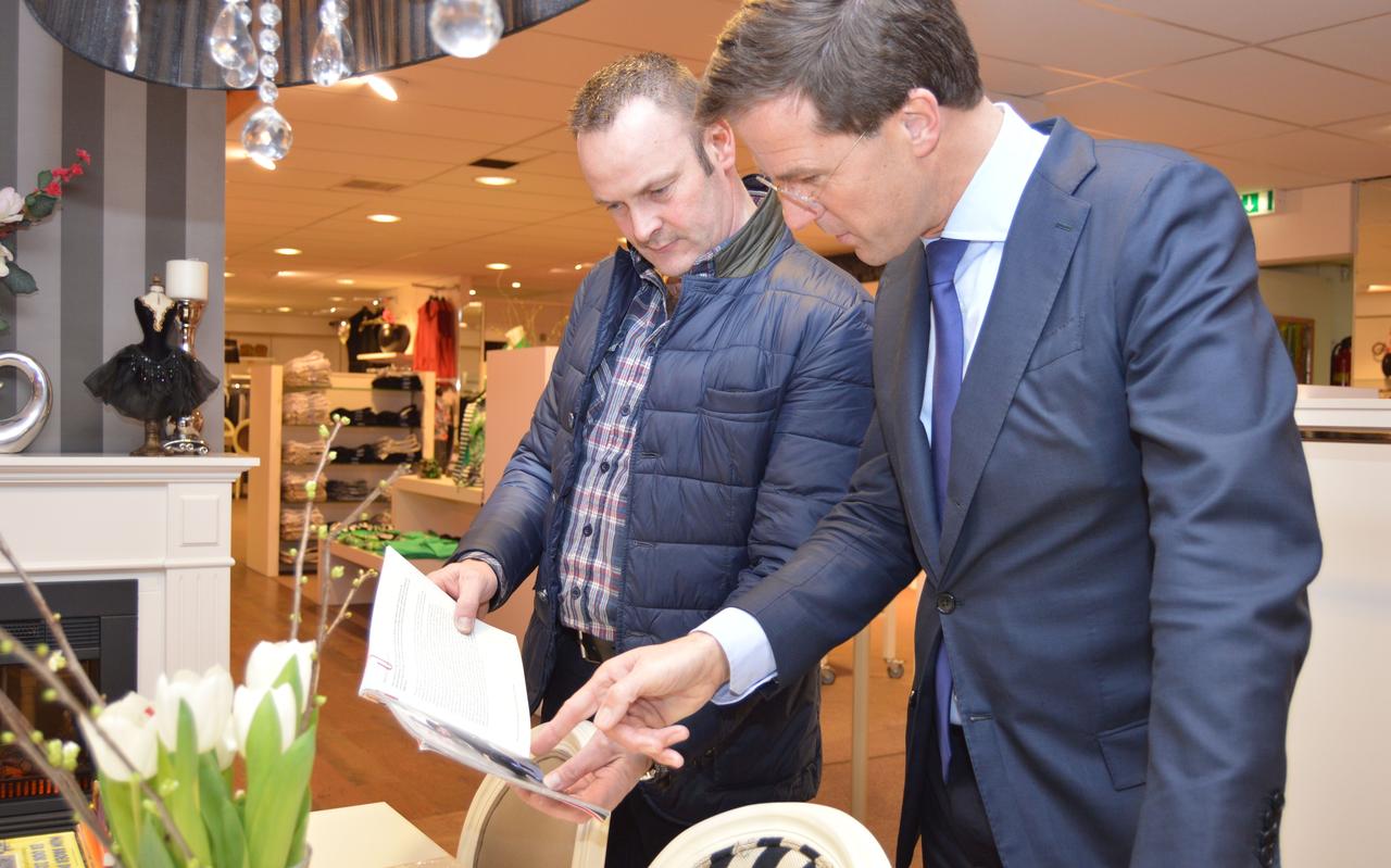 Henk Dekker kreeg in 2014 bezoek van premier Mark Rutte, hij zou nu zijn hart wel willen luchten. Henk Dekker kreeg in 2014 bezoek van premier Mark Rutte, hij zou nu zijn hart wel willen luchten.
