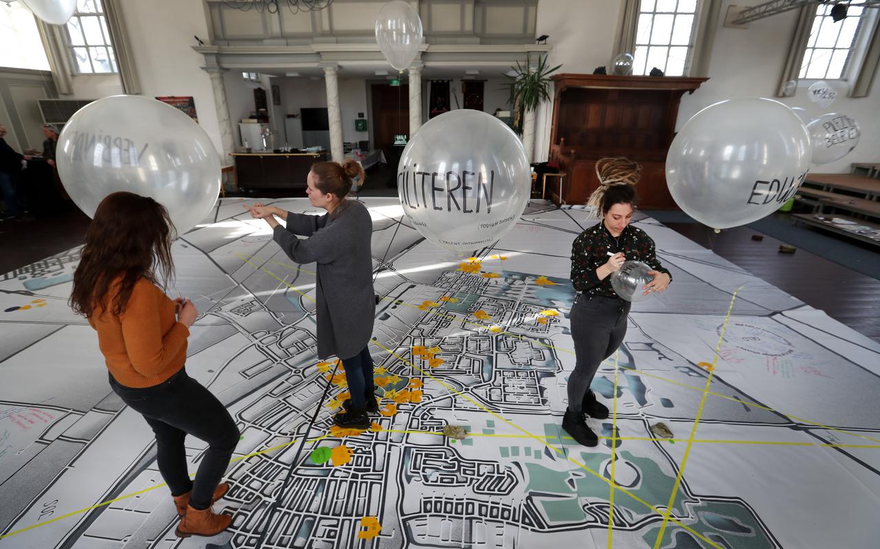 V.l.n.r. Tinette Bloem van Biblionet en Eva Koopmans en Stefanie Bonte brengen met ballonnen culturele hotspots in kaart. 