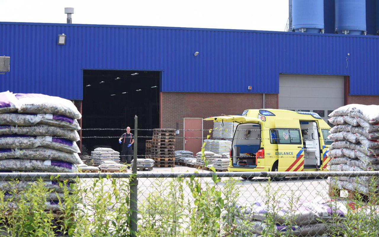 Een ambulance op het terrein van Kremer Zand en Grind in Emmen op de dag van het tragische bedrijfsongeval. Foto: De Vries Media