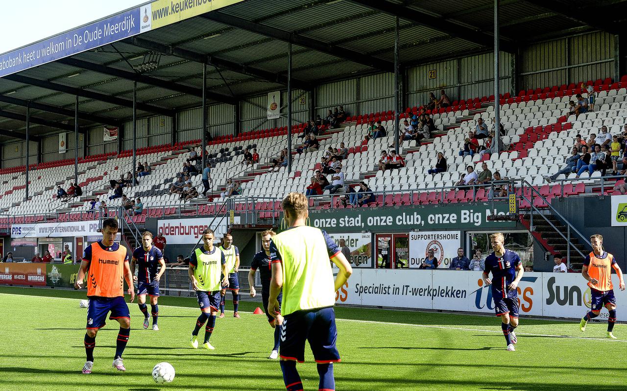 Supporters op de tribune volgen de interactieve training van FC Emmen.