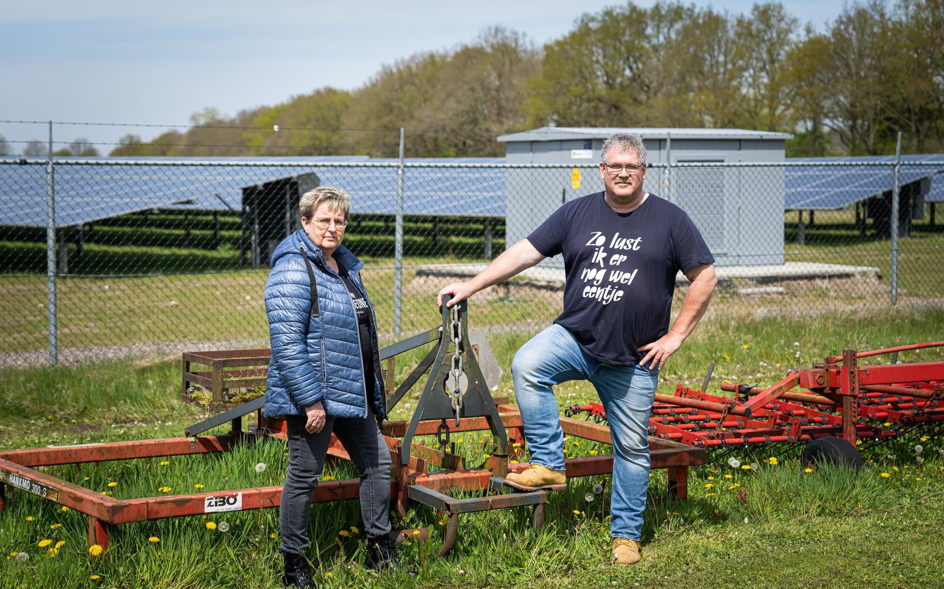 Janneke en Roelof Ebbing uit wonen naast een zonnepark. Ze hebben overlast van de transformatoren die vooral met goed weer veel geluid maken.