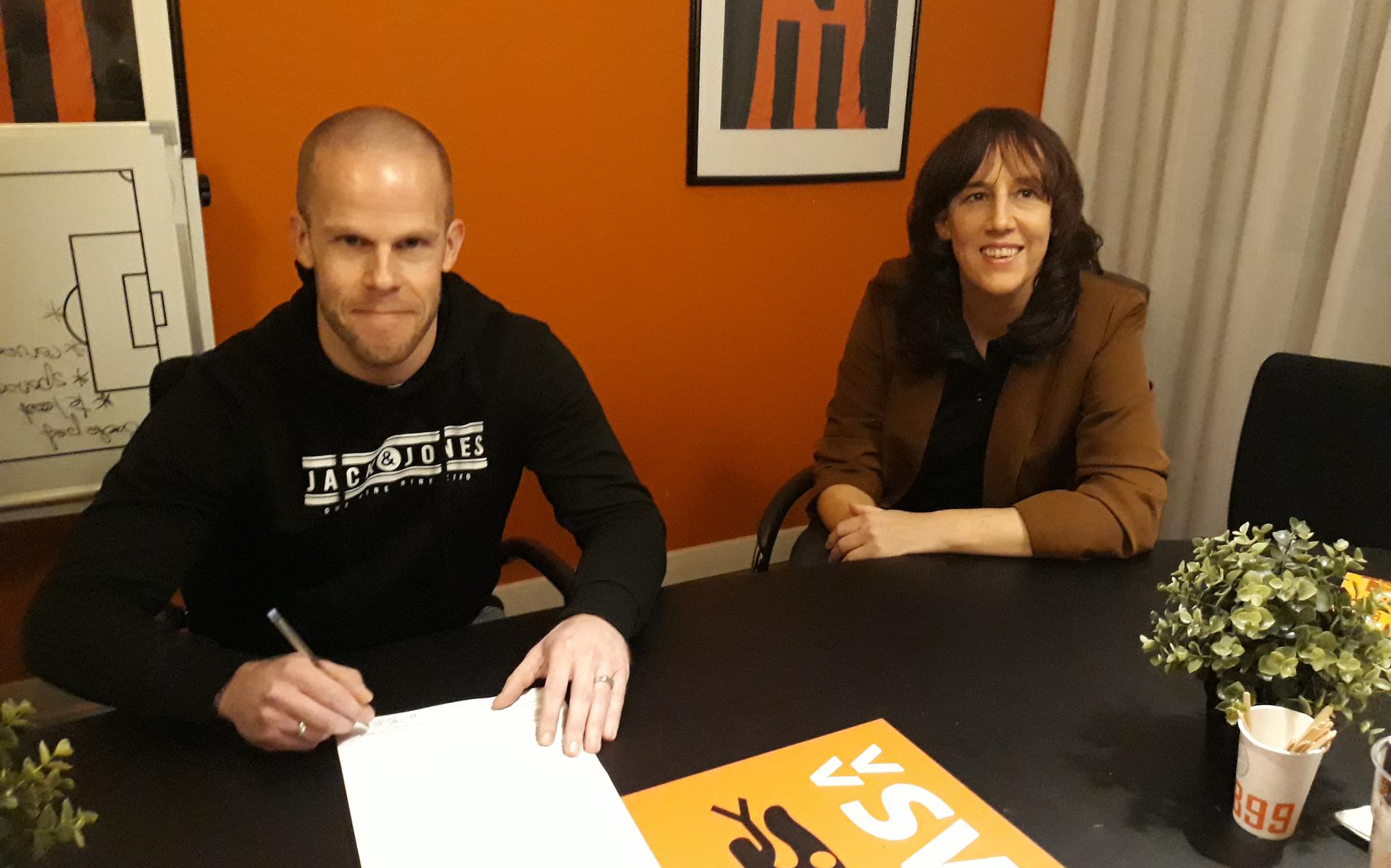 Voorzitter Anita Klingenberg is blij met de contractverlenging van de succesvolle trainer Marnix Bakker uit Oosterhesselen.
