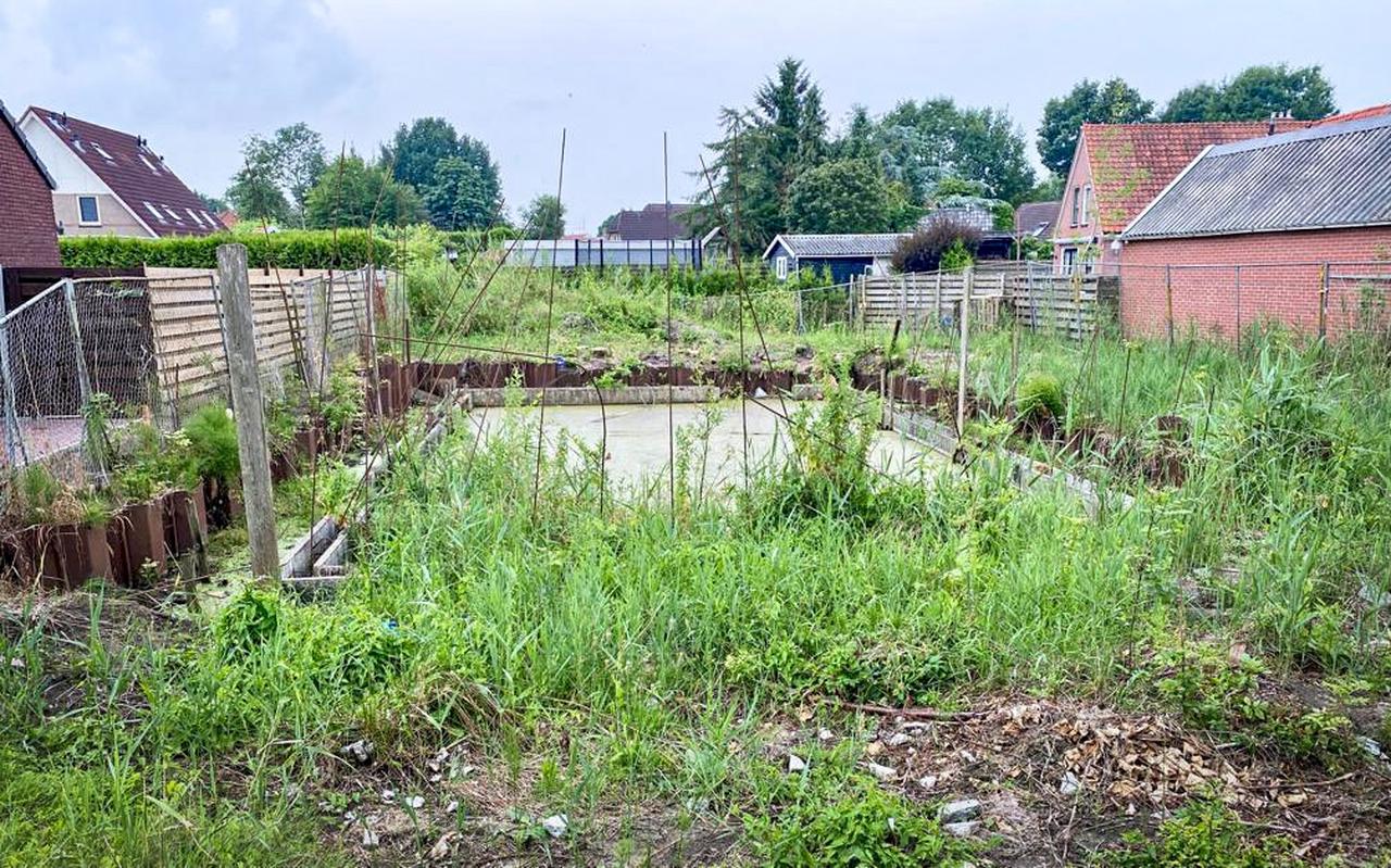 De gewraakte bouwput in Finsterwolde wordt de komende dagen ontmanteld. De gewraakte bouwput in Finsterwolde wordt de komende dagen ontmanteld.