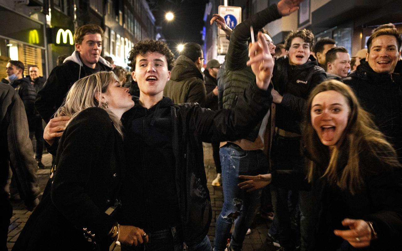 De meeste drukte was buiten op straat tijdens de protestactie De Nacht staat op. De meeste drukte was buiten op straat tijdens de protestactie De Nacht staat op.
