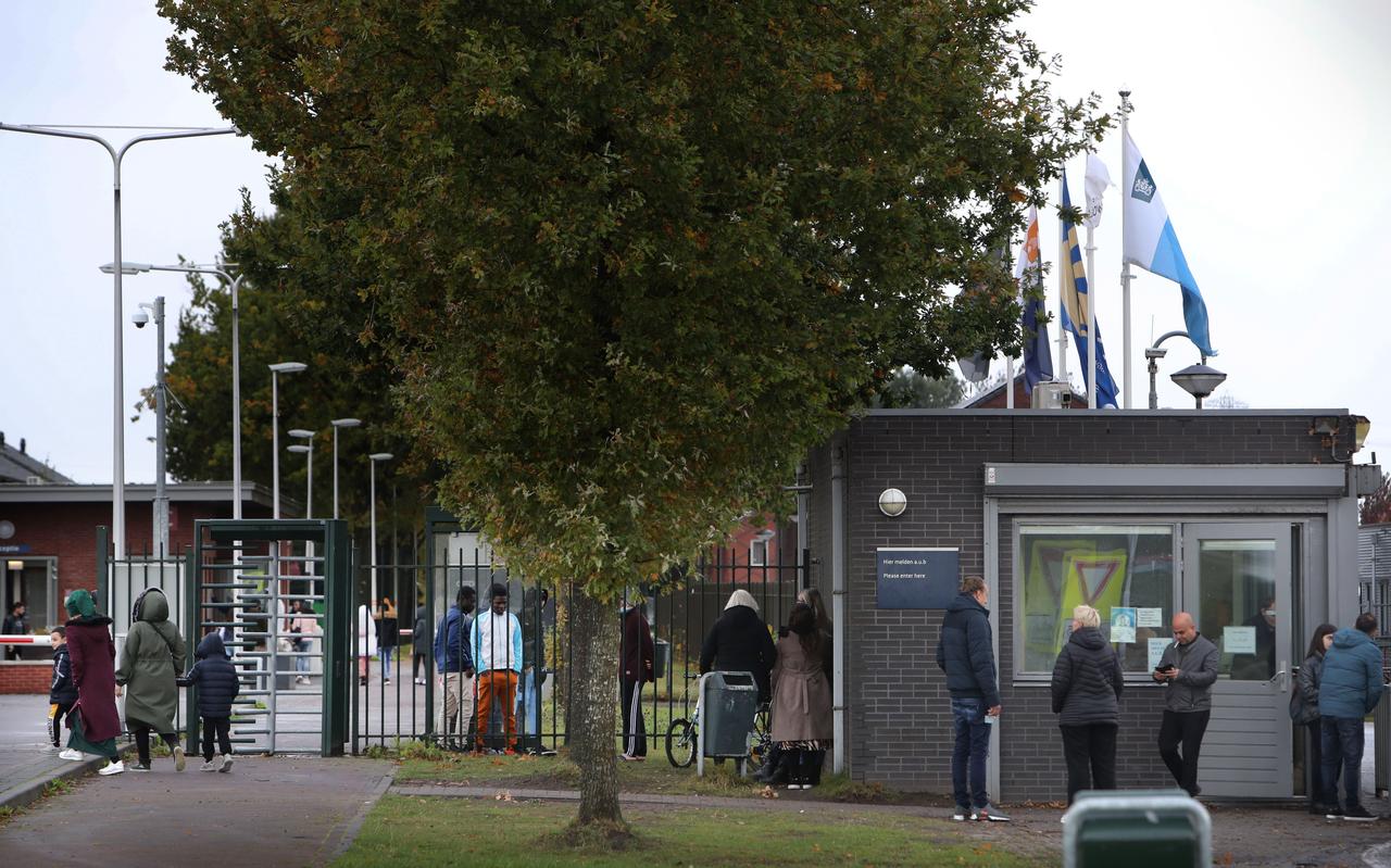 De nachtopvang in het azc van Ter Apel zit nog altijd te vol De nachtopvang in het azc van Ter Apel zit nog altijd te vol