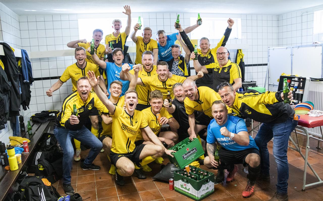 Veelerveen feest na winst tegen Groen Geel eind maart Veelerveen feest na winst tegen Groen Geel eind maart