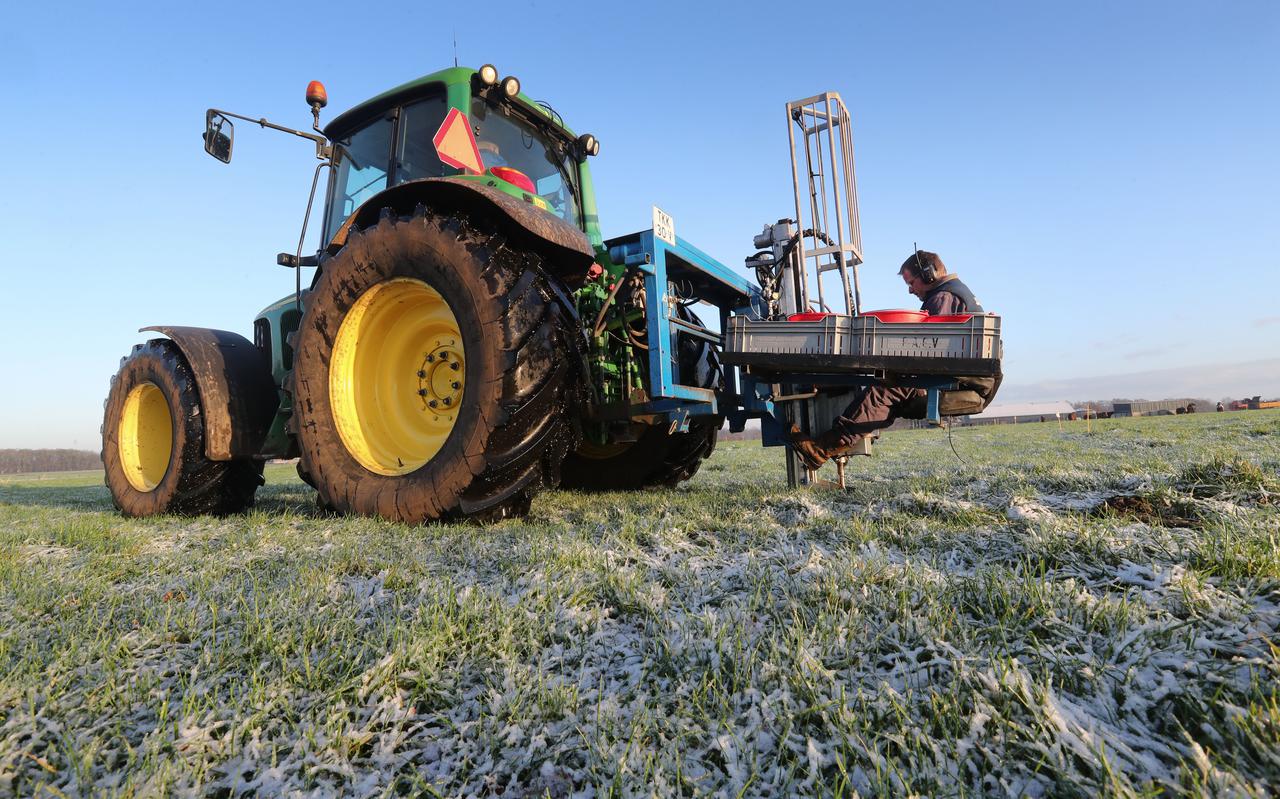 Proefboerderij Kooijenburg in Marwijksoord is bezig om grondmonsters te nemen op een akker in Nooitgedacht. Achter op de machine zit onderzoeker Albert Zantingh.