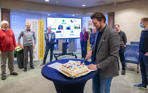 Onder het toeziend oog van de betrokkenen snijdt wethouder Erjen Derks de taart aan met daarop de logo's van de parijen die meewerken aan het lokale eigendom in Midden-Drenthe.