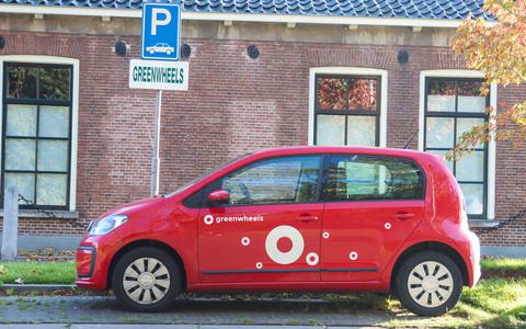 Een deelauto van Greenwheels. In grote delen van het Noorden is de deelauto nog steeds geen succes. De gemeente Groningen probeert dat te veranderen.