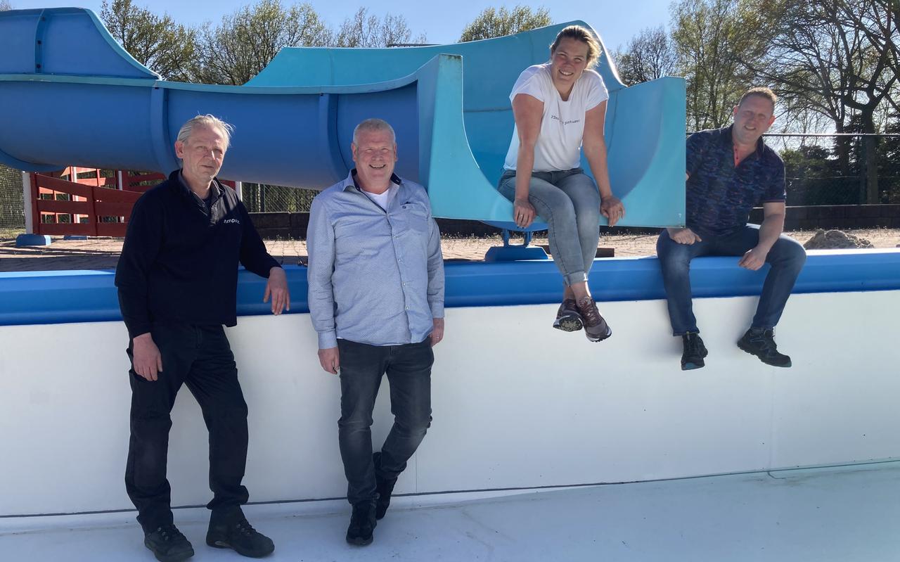 Herman Wenneker, Dick Rogge, Loes Kolker en Freddy Schwieters in het vernieuwde zwembad van Weiteveen.