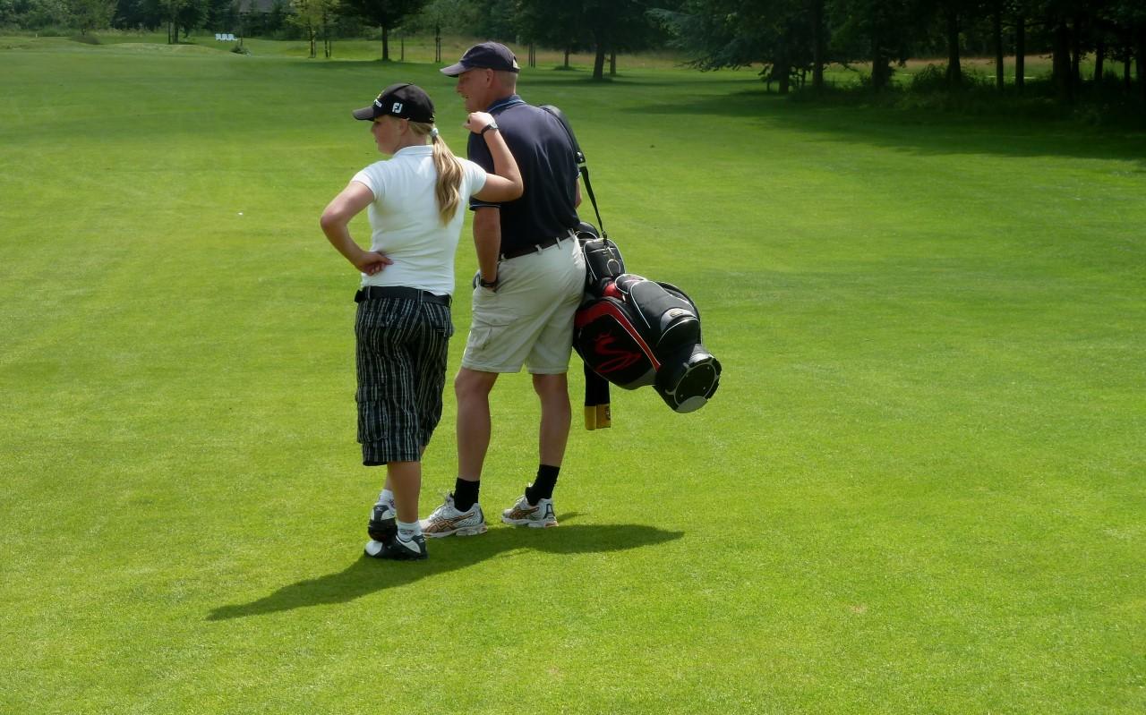 Golfster Marit Harryvan vormde een twee-eenheid met vader Frans die hier als caddie fungeert. Golfster Marit Harryvan vormde een twee-eenheid met vader Frans die hier als caddie fungeert.