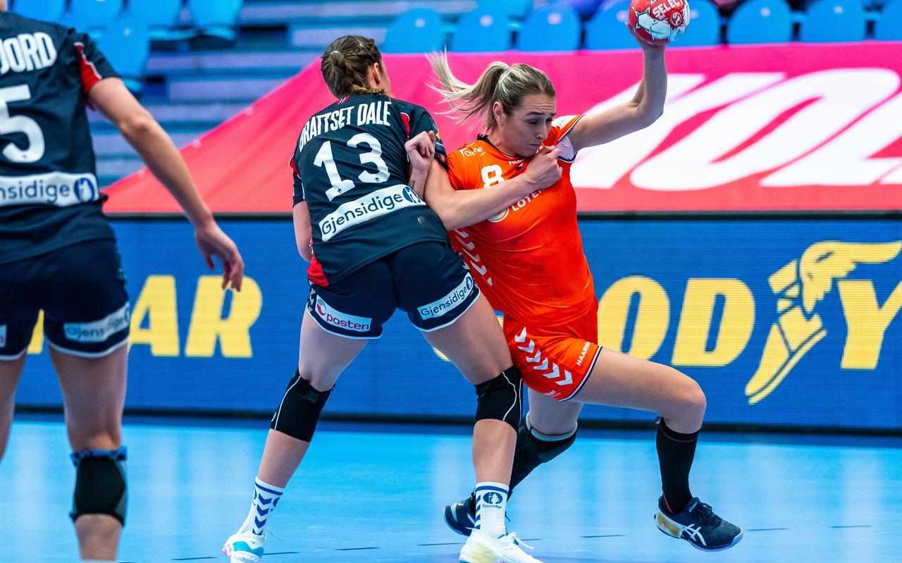 Lois Abbingh in actie tegen Kari Brattset Dale van Noorwegen tijdens hun tweede ronde van het EK handbal. Lois Abbingh in actie tegen Kari Brattset Dale van Noorwegen tijdens hun tweede ronde van het EK handbal.