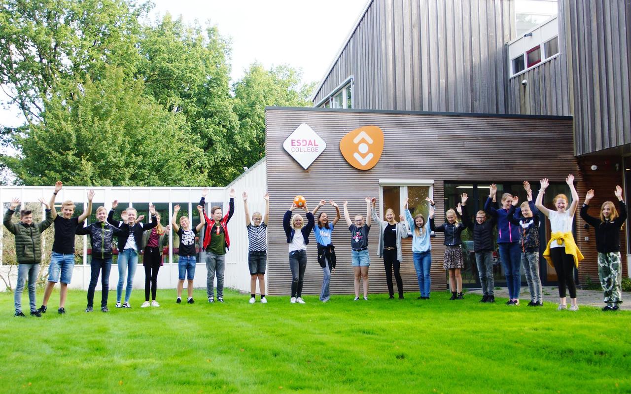 Op de eerste schooldag was er een warm welkom voor de brugklassers van het Esdal College in Oosterhesselen. Op de eerste schooldag was er een warm welkom voor de brugklassers van het Esdal College in Oosterhesselen.