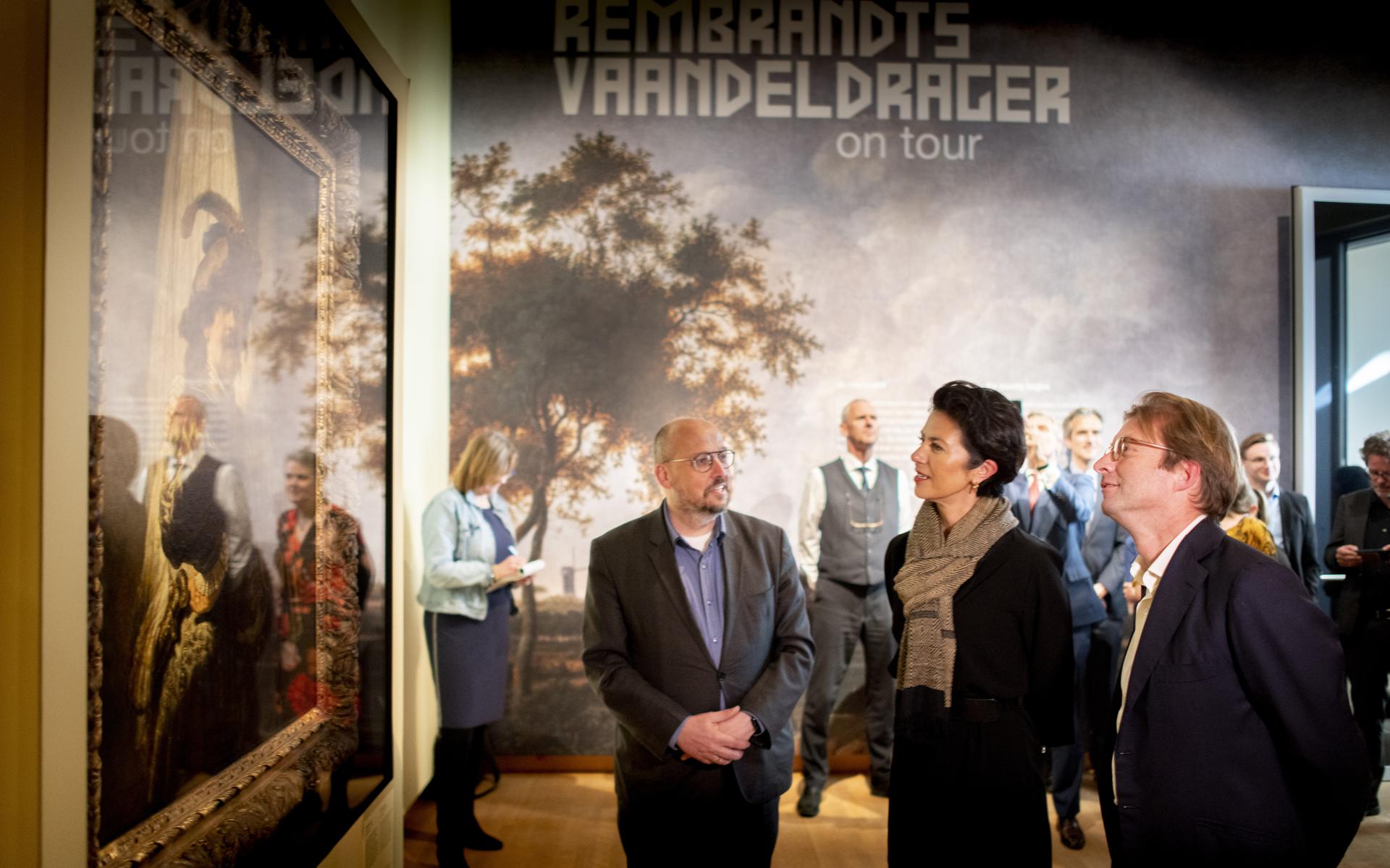 De tournee van De vaandeldragen van Rembrandt werd eind april 2022 afgetrapt in het Fries Museum in aanwezigheid van  staatssecretaris Gunay Uslu, directeur Rijksmuseum Taco Dibbits en museumdirecteur Kris Callens (links).