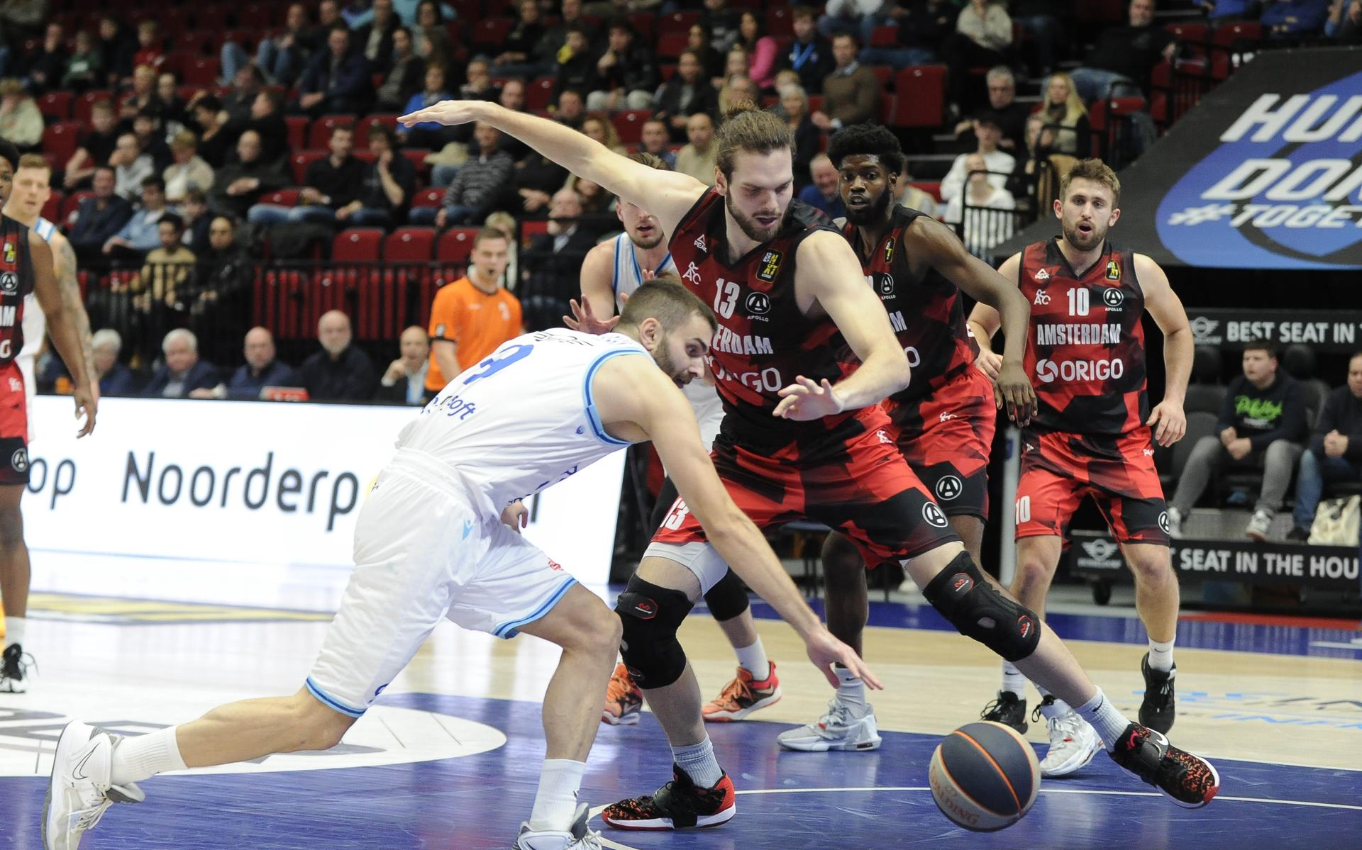 Donar speler Andrej Magdevski in duel met Apollo speler Mees van Õt Hoff.