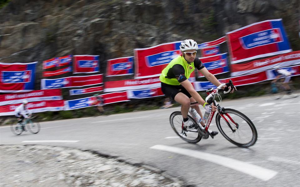 De 5000 deelnemers beklommen donderdag fietsend, hardlopend of wandelend maximaal zes keer de Franse berg Alpe d’Huez.