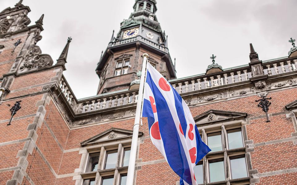 De Friese vlag voor het academiegebouw van de RUG. 
