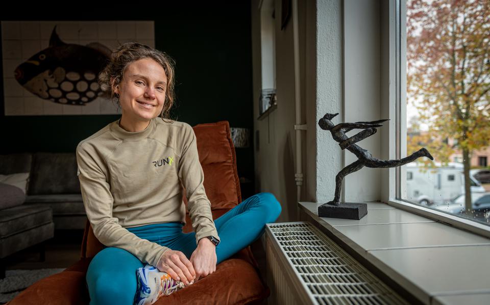 Silke Jonkman thuis in Haren met haar beeldje van haar finish op de 4 Mijl.