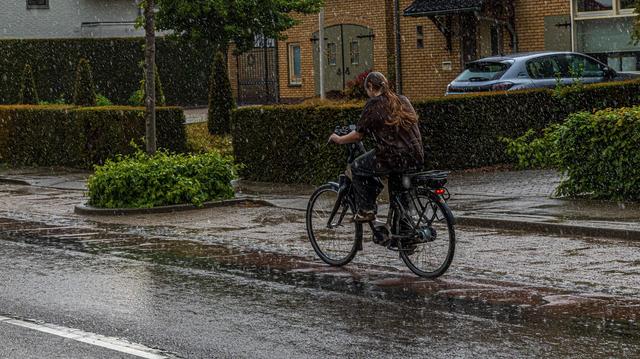 Waarschuwing voor onweer en hagel in Groningen en Drenthe. KNMI geeft code geel af