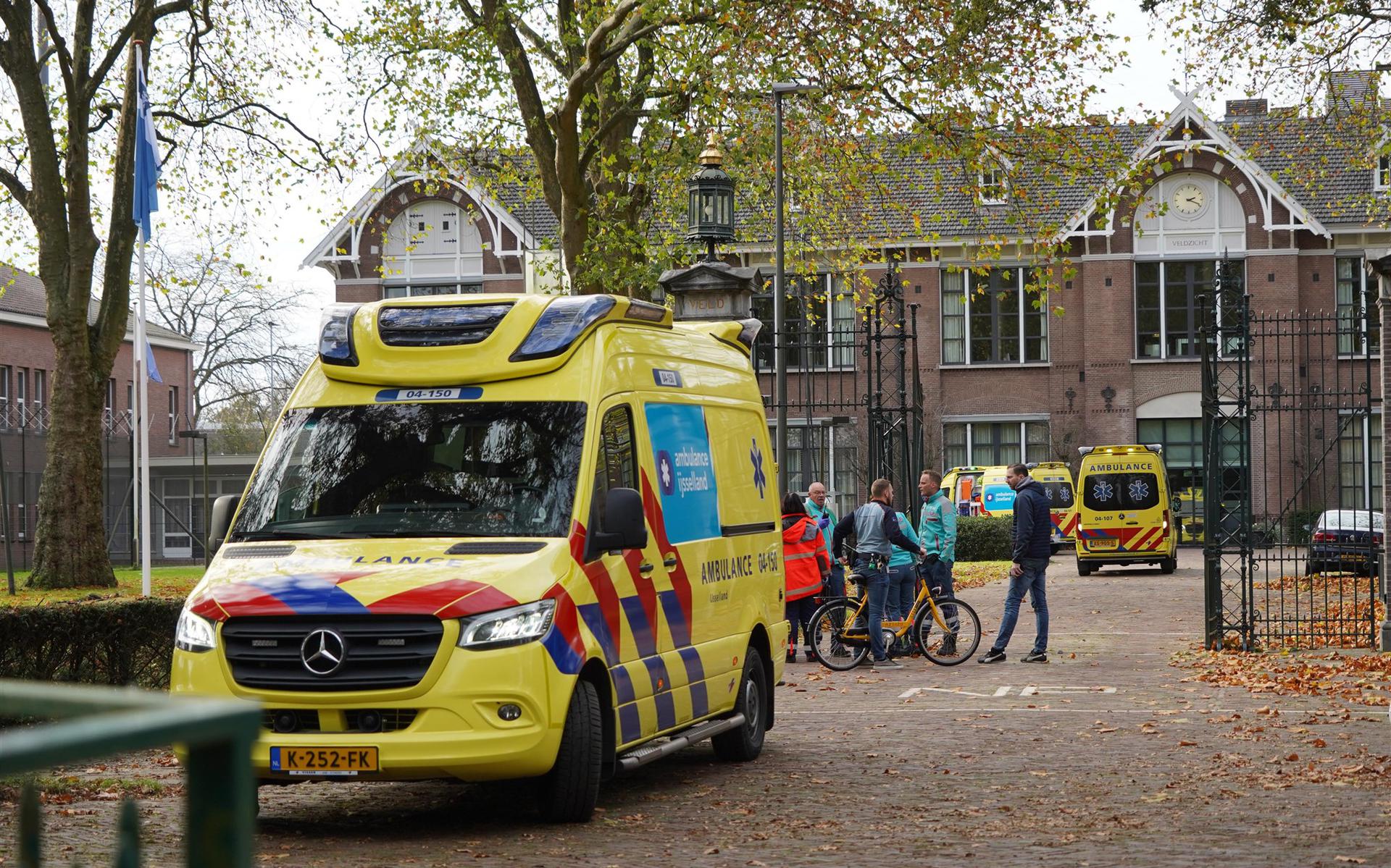 Ambulances voor de Veldzicht-kliniek, na het incident.