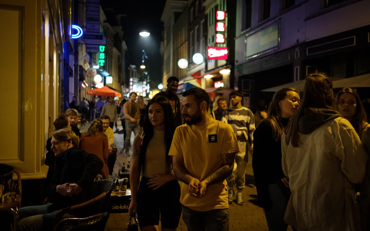 Het is druk in het centrum van Groningen. Vooral in de Poele- en de Peperstraat lopen heel veel mensen. Het is druk in het centrum van Groningen. Vooral in de Poele- en de Peperstraat lopen heel veel mensen.