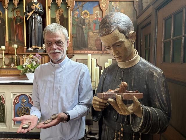 Gulle gevers helpen bestolen kerk uit Barger-Oosterveld aan 'nieuwe' overblijfselen van heiligen. 'H