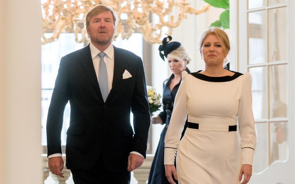 Koning Willem-Alexander met de Slowaakse president Zuzana Caputova tijdens het staatsbezoek in Bratislava.