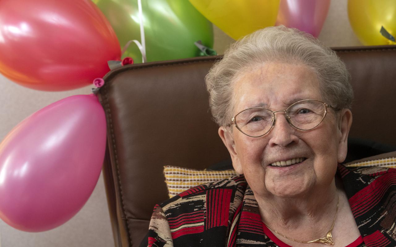 De Coevordense Alie Runhaar-Heersmink is in opperbeste stemming op haar honderdste verjaardag.
