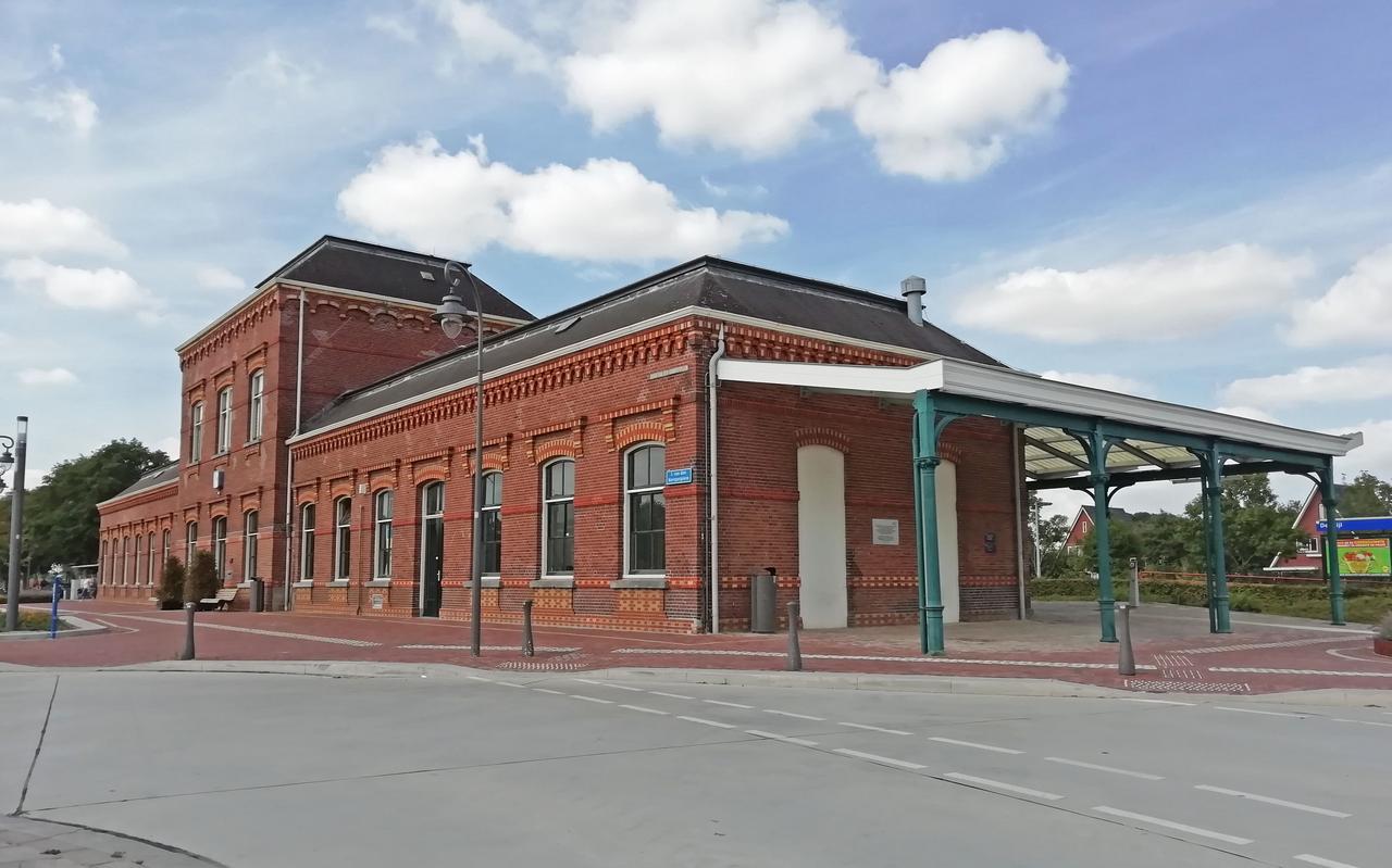 Het stationsgebouw van Delfzijl Het stationsgebouw van Delfzijl