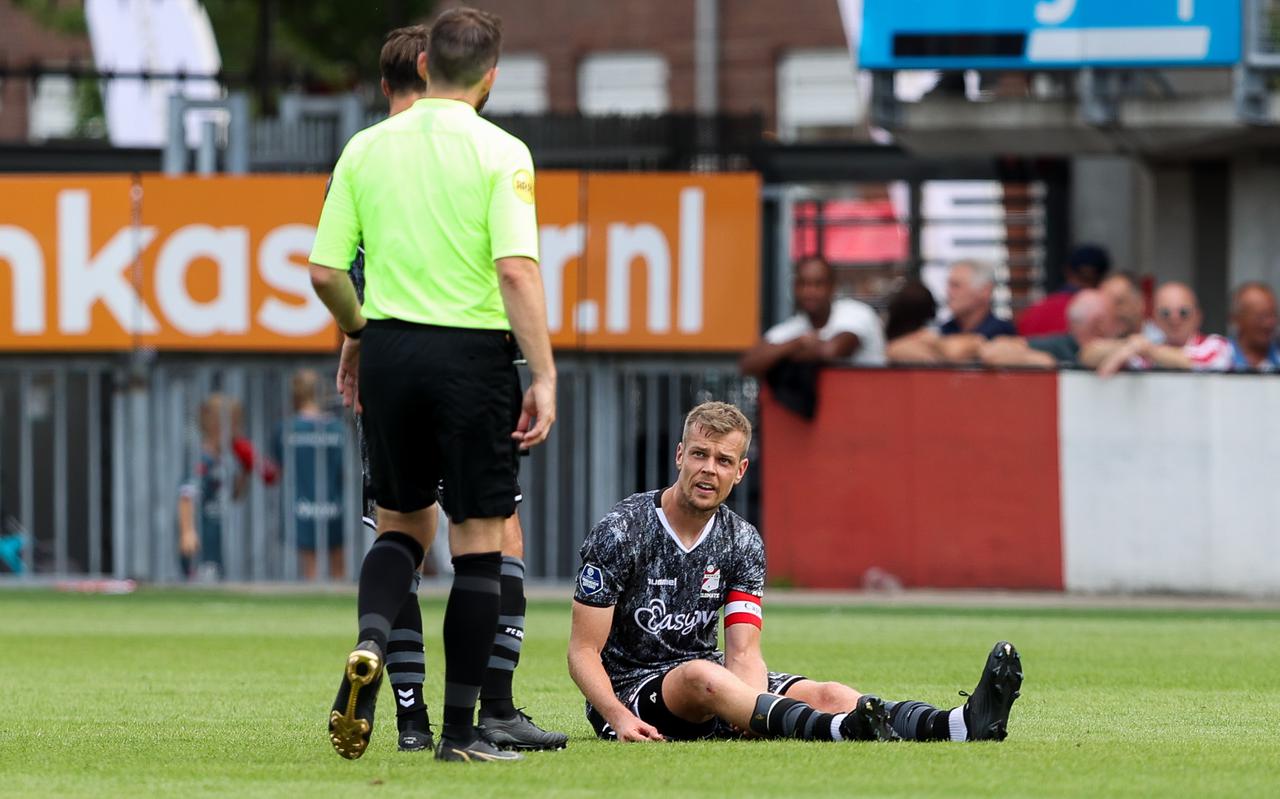 Jeroen Veldmate wisselt een blik met scheidsrechter Edwin de Graaf, tijdens de oefenwedstrijd tussen Sparta Rotterdam en FC Emmen (3-1).