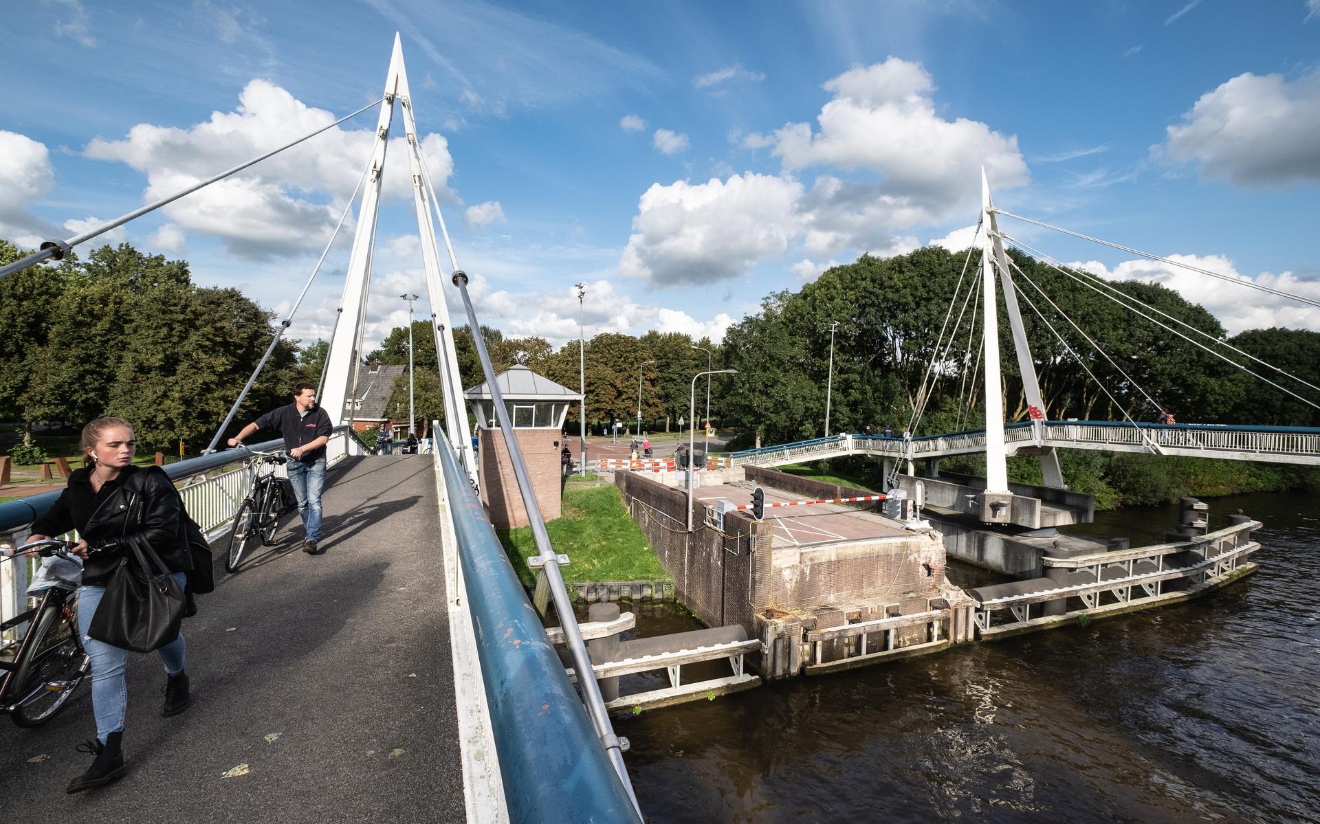 Deze voetgangersbrug, die onderdeel zou vormen van de tijdelijke fietsconstructie voor de Gerrit Krolbrug, die wederom is uitgesteld.