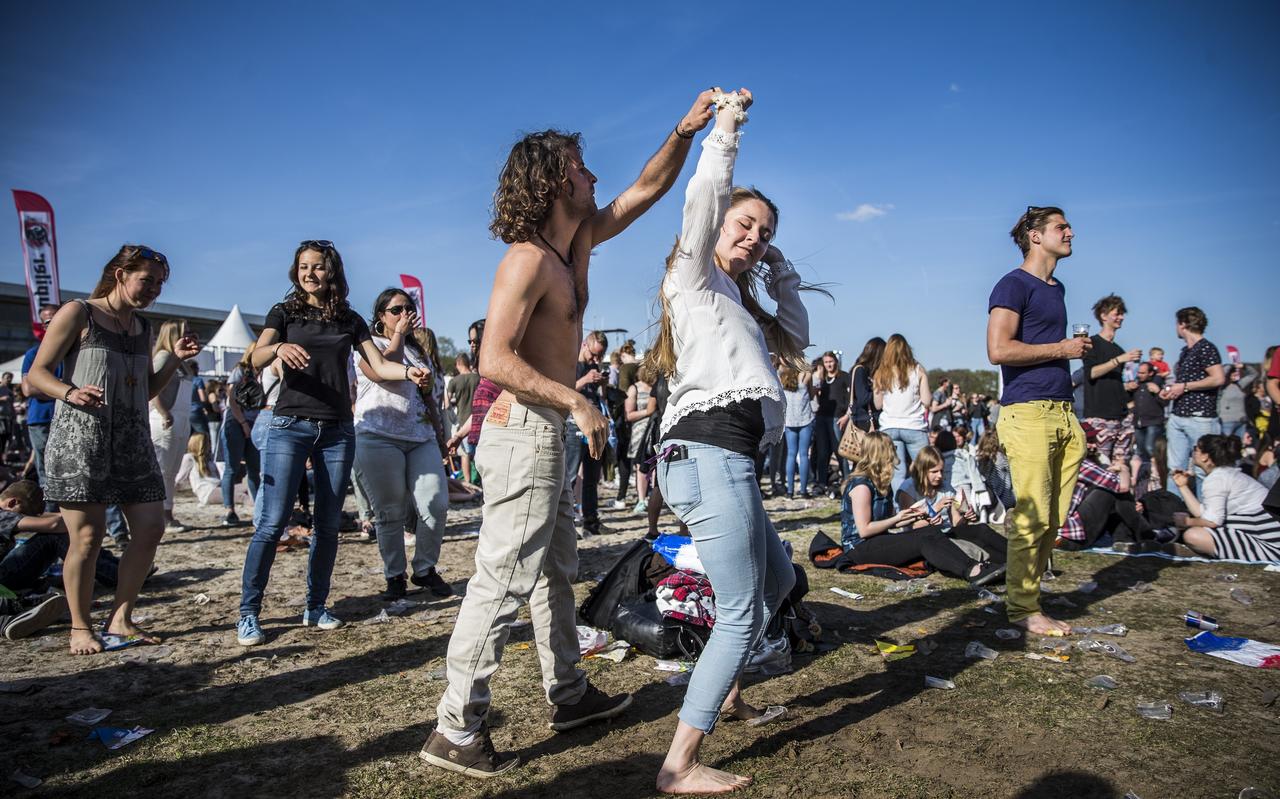 Dansen bij Meschiya Lake & The Little Big Horns op het Bevrijdingsfestival Groningen in 2016. Dansen bij Meschiya Lake & The Little Big Horns op het Bevrijdingsfestival Groningen in 2016.