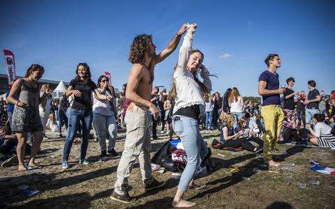 Dansen bij Meschiya Lake & The Little Big Horns op het Bevrijdingsfestival Groningen in 2016. 