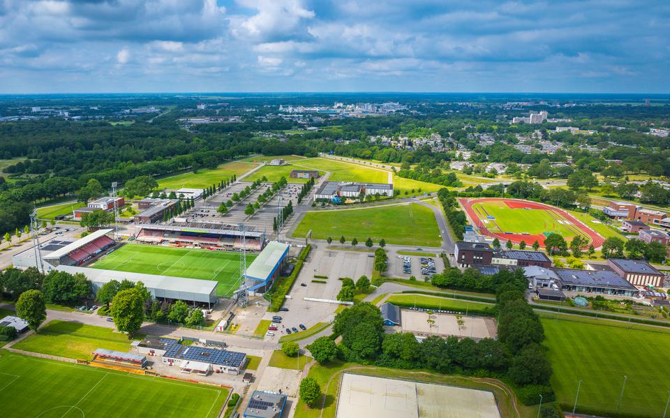 Pal tussen het stadion en de sintelbaan wordt een grote speelhal gebouwd. 