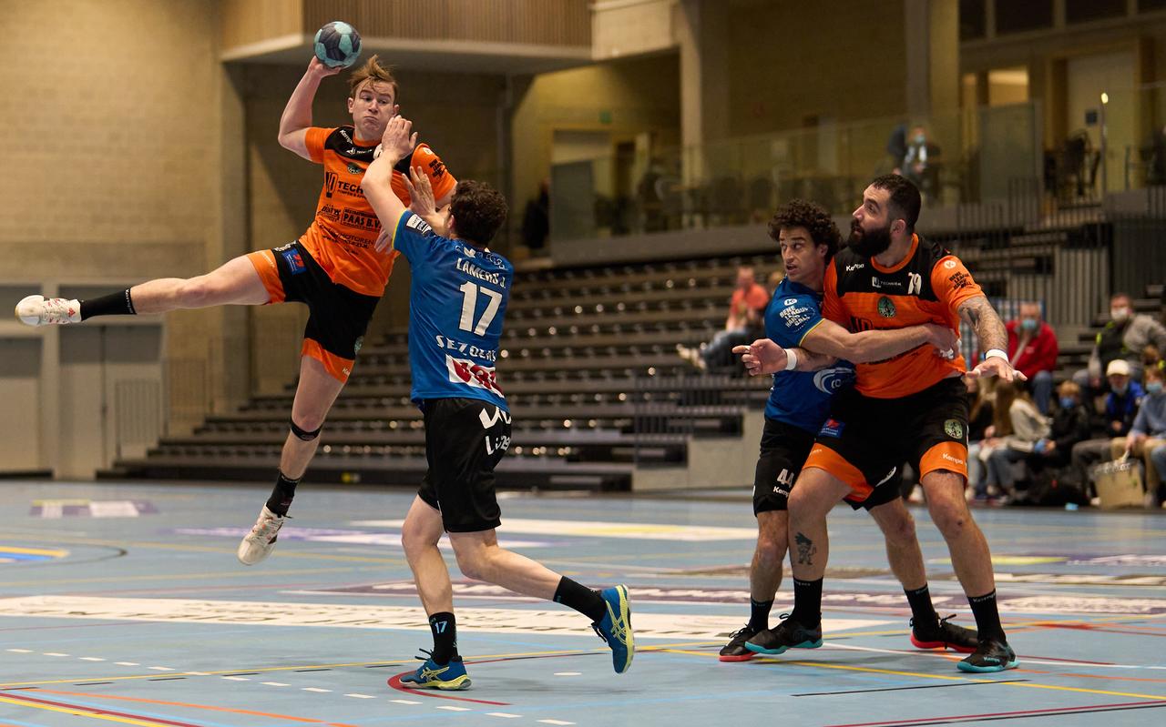 Brent Riksten van Hurry-Up schiet, terwijl zijn teamgenoot Dragan Vrgoc (rechts) toekijkt. Brent Riksten van Hurry-Up schiet, terwijl zijn teamgenoot Dragan Vrgoc (rechts) toekijkt.