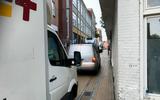 In de file wachten tot collega's klaar zijn: bezorgbusjes en vrachtwagens in de Groninger binnenstad.