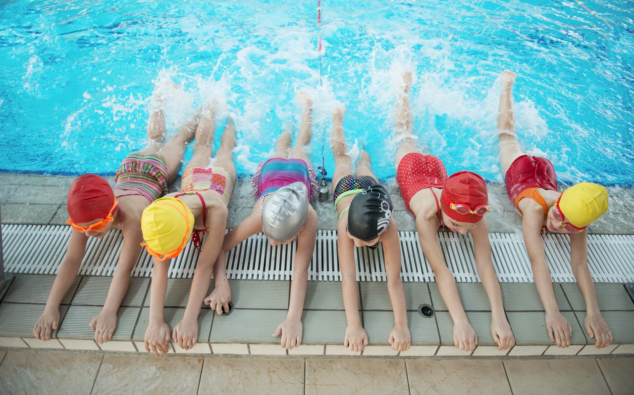 Om de zwemlessen voor kinderen door te kunnen laten gaan, zijn het recreatief zwemmen en de groepslessen in de avond als eerste geschrapt.