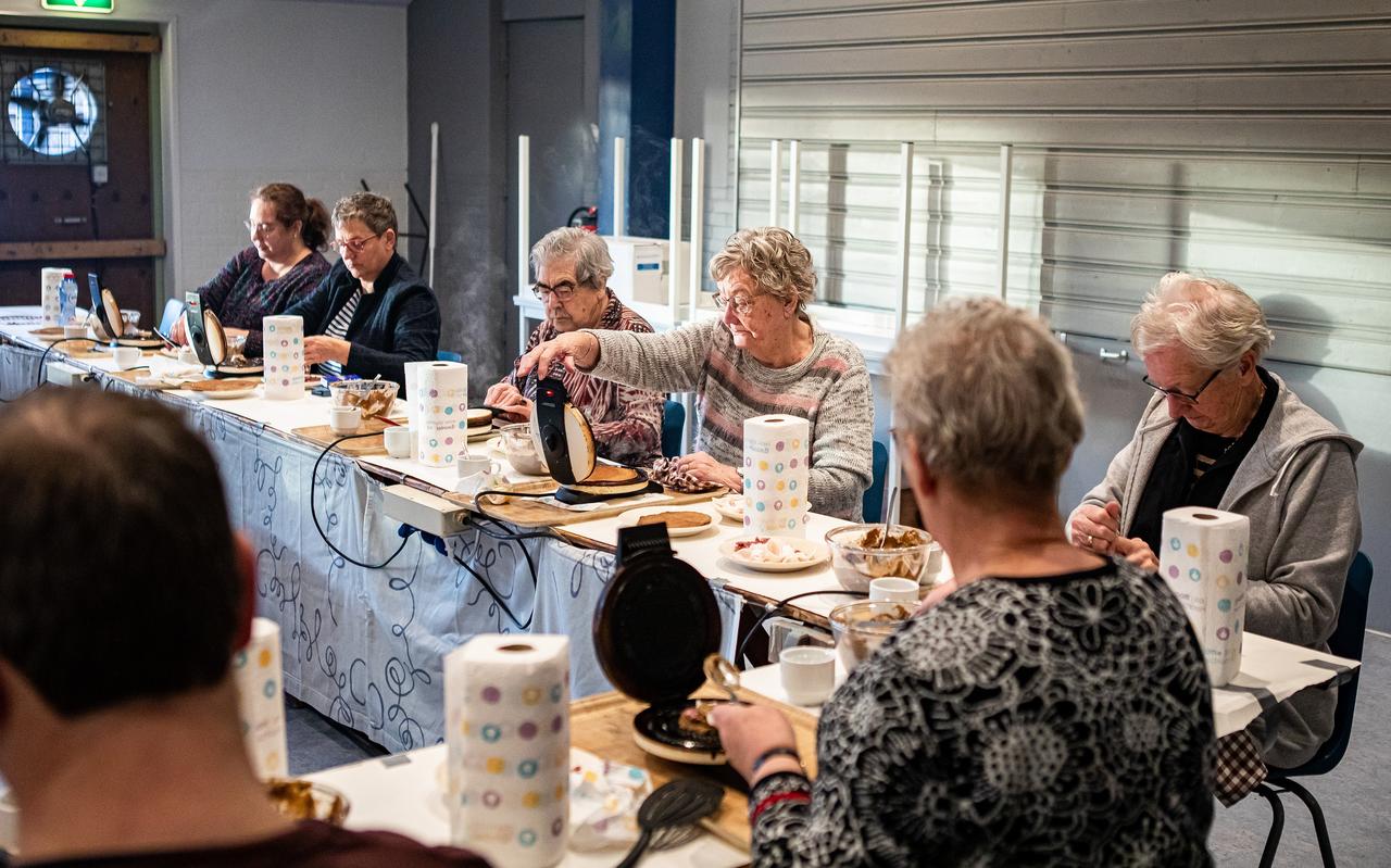 Annie Veneman (derde van rechts met gestreepte grijze trui) neemt al meer dan 40 jaar deel aan het klassieke spekkendikken bakken. Annie Veneman (derde van rechts met gestreepte grijze trui) neemt al meer dan 40 jaar deel aan het klassieke spekkendikken bakken.