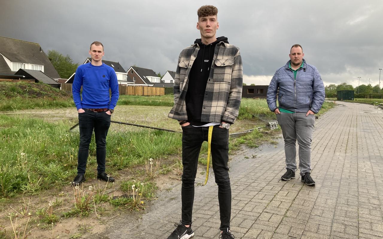 Dennis Katoen, Luuk Krol en Thom de Vries voor de plek waar hun woningen hadden moeten staan. Dennis Katoen, Luuk Krol en Thom de Vries voor de plek waar hun woningen hadden moeten staan.
