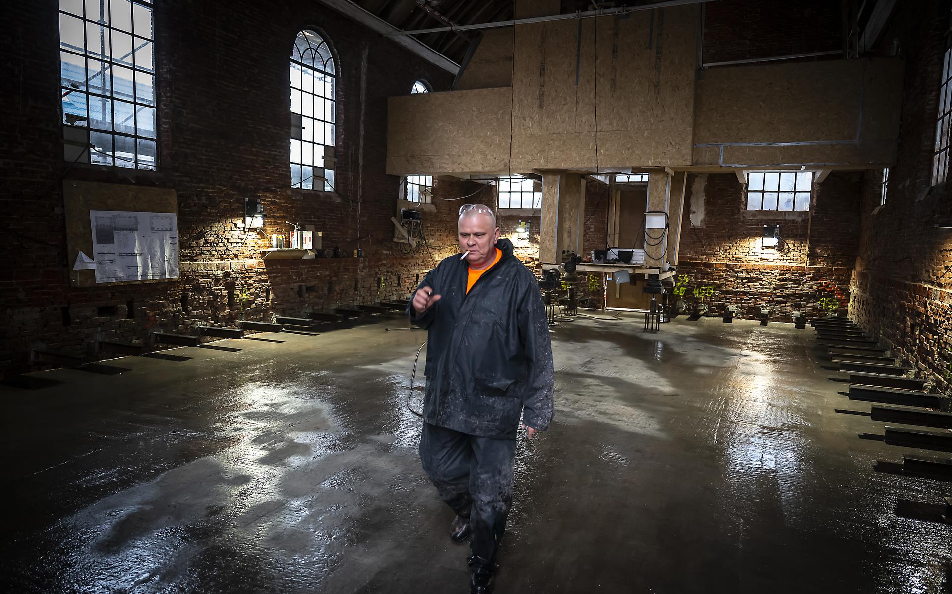 Waarom gaat de kerk van Overschild de lucht in? En wat verdwijnt er onder de dakpannen? 'We gaan war