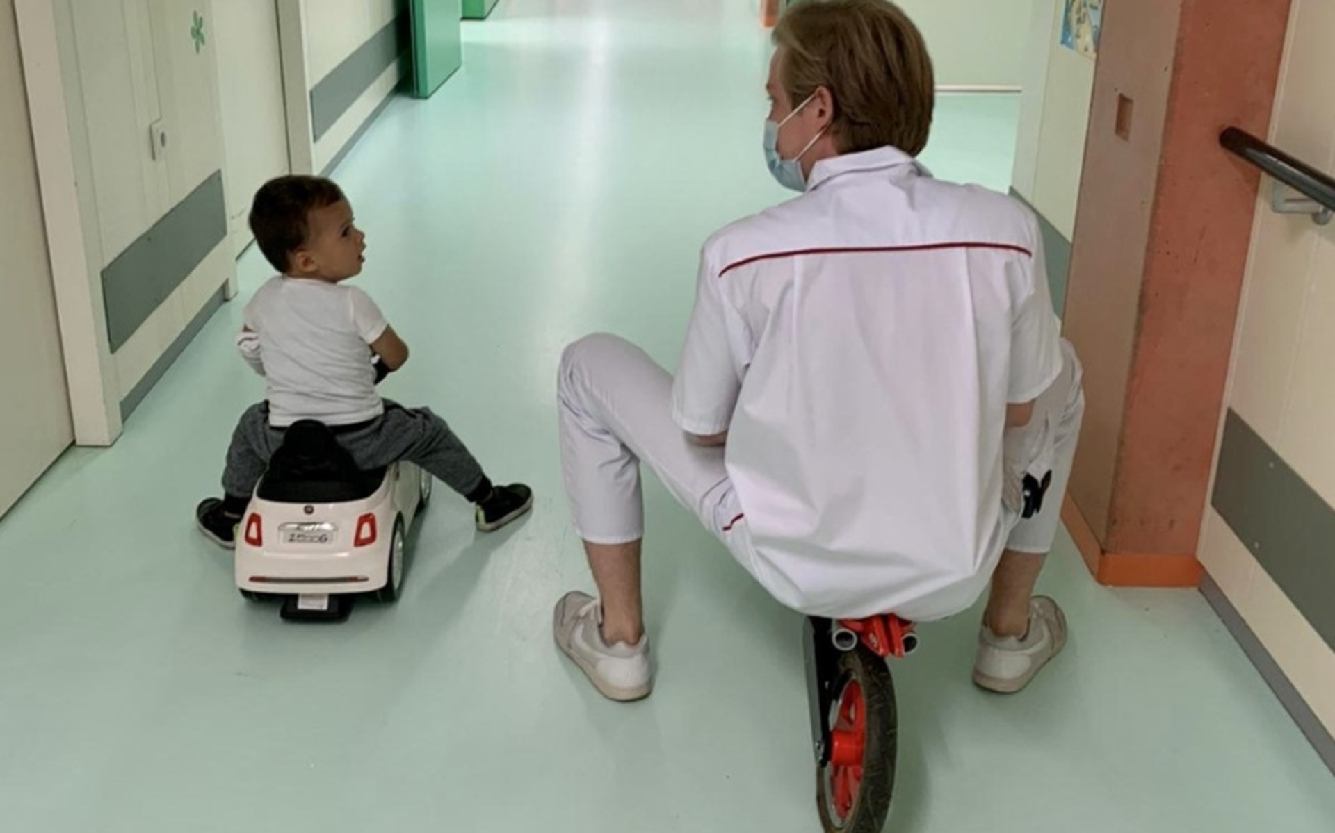 De twee nemen het tegen elkaar op in de gangen van de kinderafdeling.