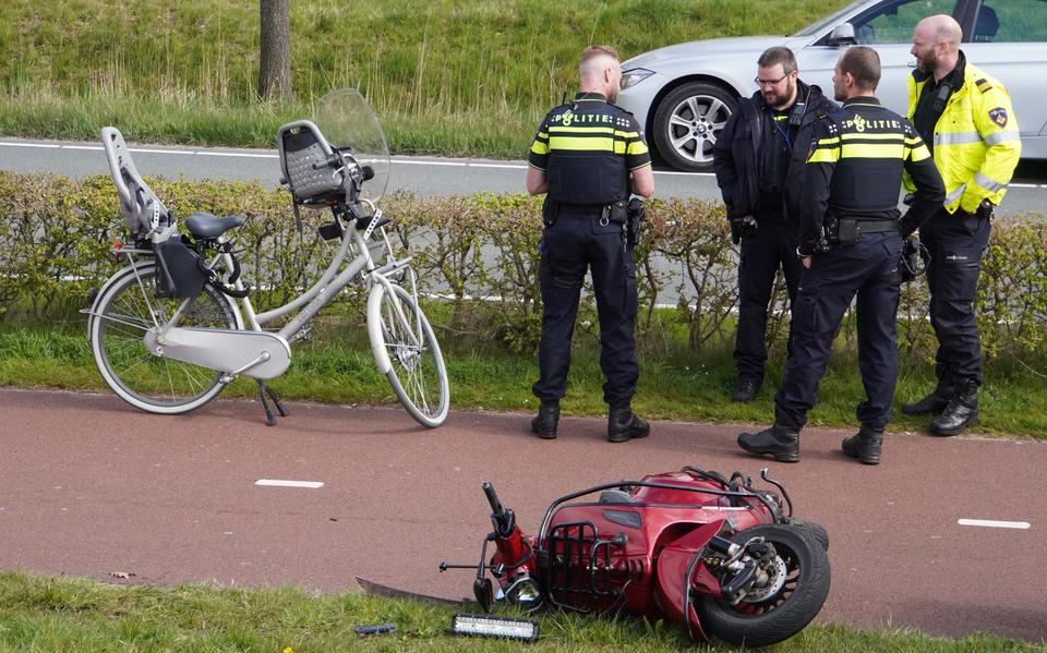 Fietser raakt gewond na botsing met scooter op Maria Montessoriweg in Assen.
