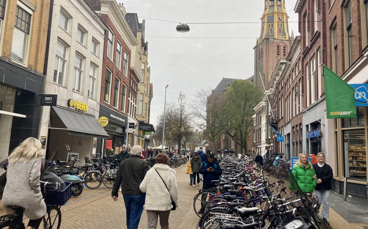 Zoals op heel veel plekken in de stad is door fietsvervuiling het trottoir niet begaanbaar voor voetgangers, zoals hier in de Brugstraat.