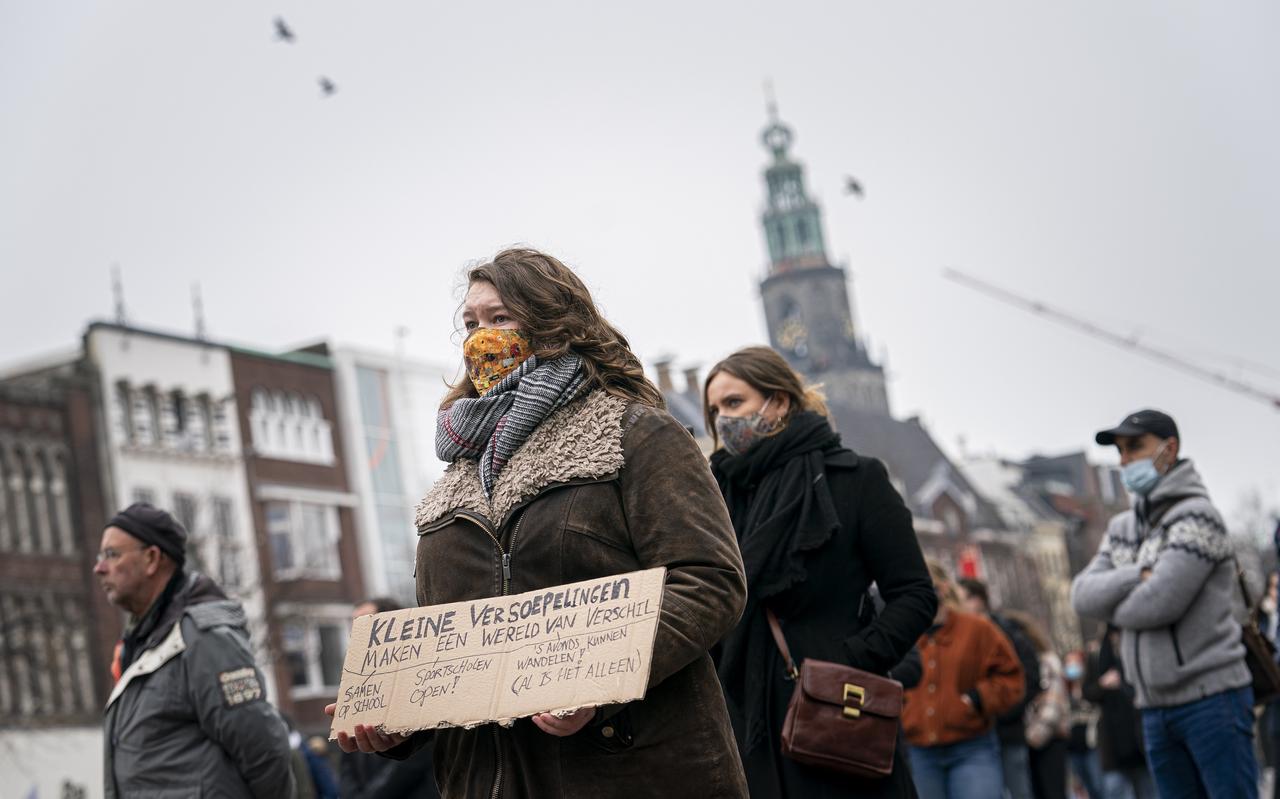 Studenten gingen de straat op om hun eenzaamheid en somberheid aan te kaarten. Studenten gingen de straat op om hun eenzaamheid en somberheid aan te kaarten.