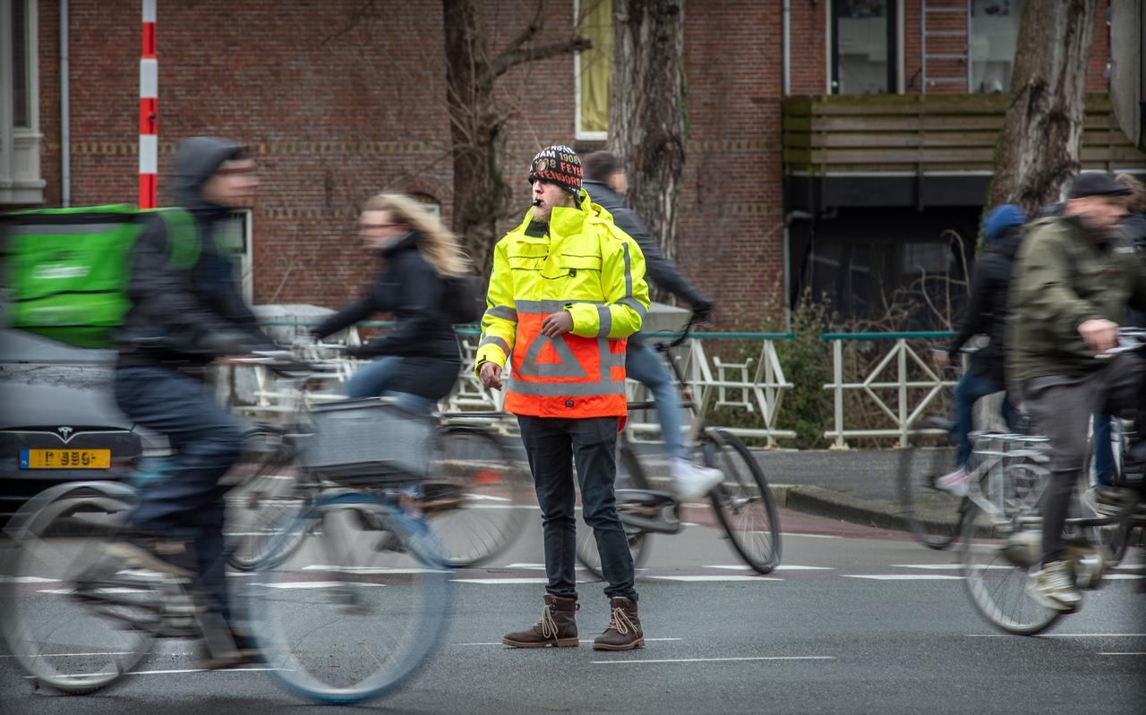 Ouders die hun kinderen straks naar De Lichtbron in Hoogezand brengen, kunnen worden geconfronteerd met een verkeersregelaar.
